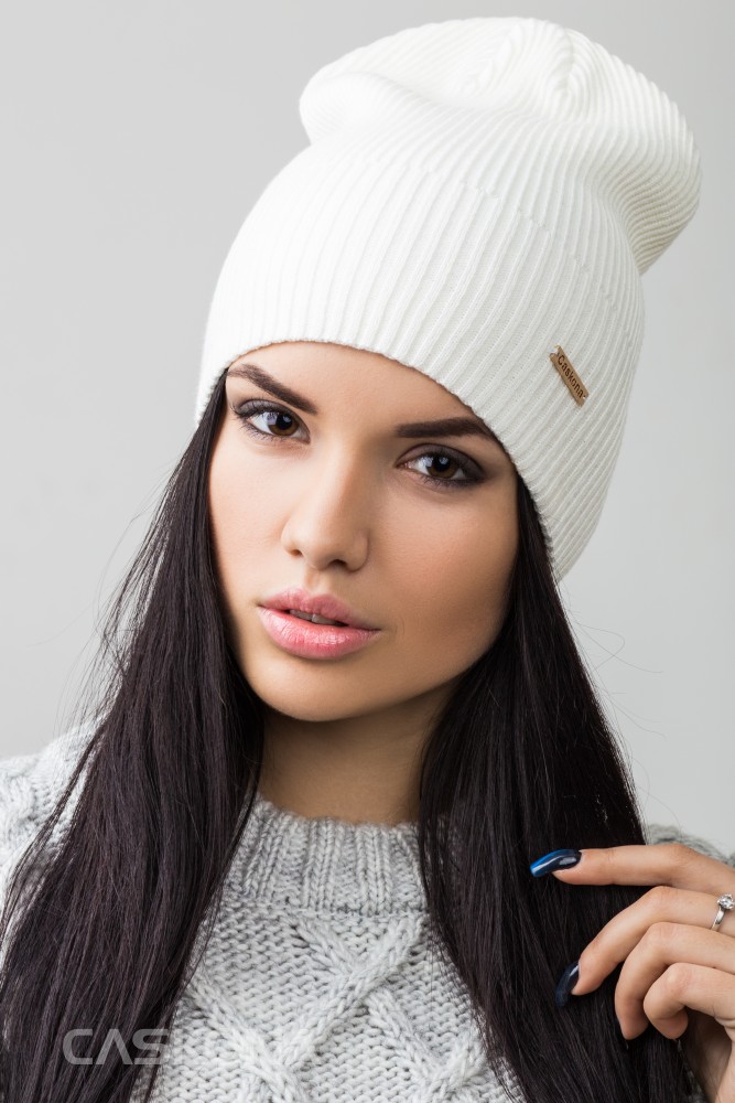 Популярные модели белых женских шапок