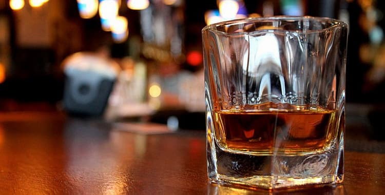 Различные виды бокалов для виски и алкоголя